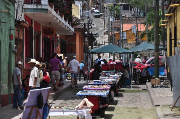 Muita gente com o popular chapeláo hondurenho na cidade de Copán Ruinas, em Honduras